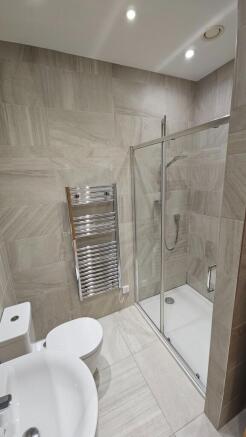 2 bed Apartment to rent Image 11