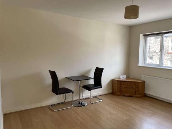 Studio to rent Image 4