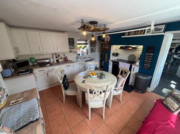 4 bed Detached to rent Image 5