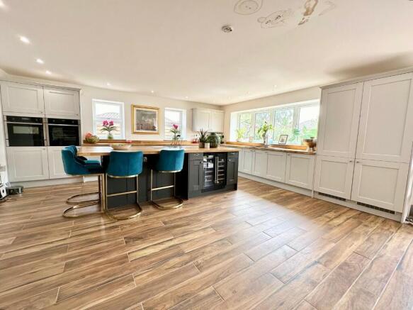5 bed Semi-Detached to rent Image 9