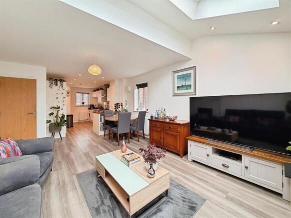 3 bed Semi-Detached for sale Image 4