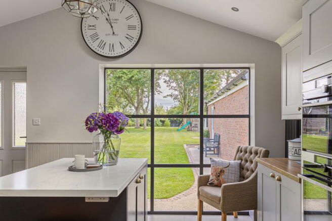 5 bed Detached for sale Image 12