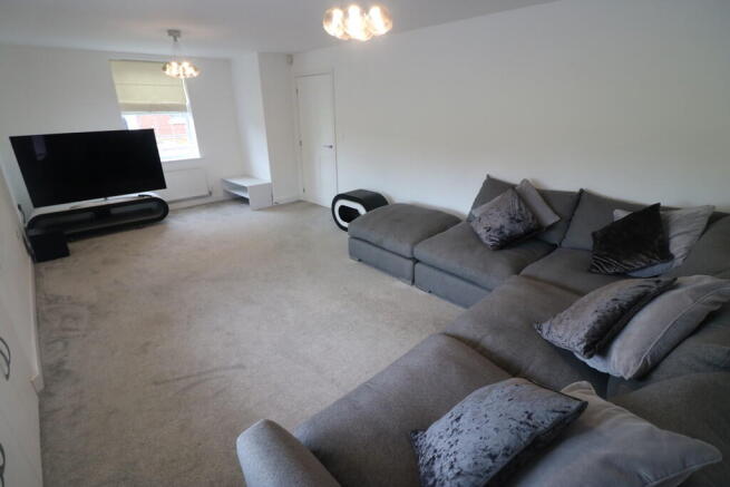 5 bed Detached to rent Image 7