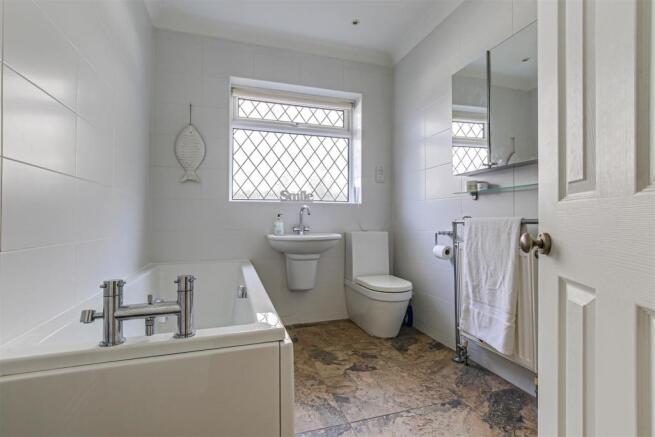 18. Bathroom.jpg