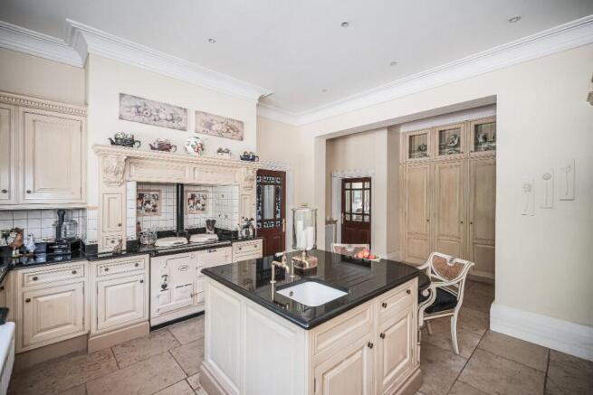5 bed Detached for sale Image 8