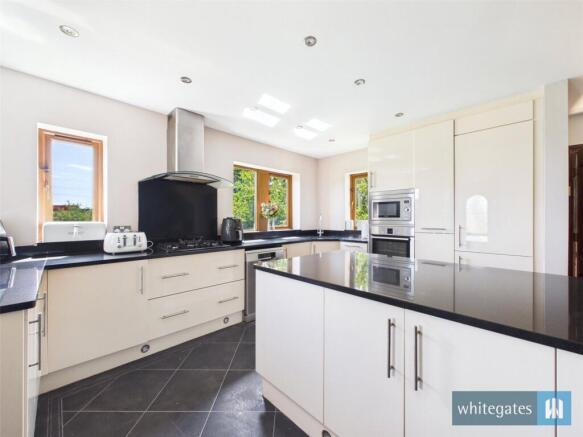 7 bed Detached for sale Image 11