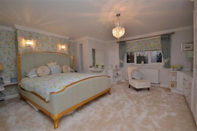 MASTER BEDROOM SUITE
