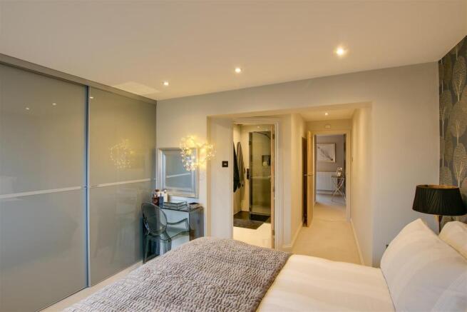 7_ Elm Cres_master bed ensuite.jpg