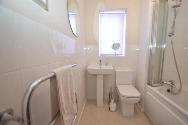 8 SUNDERLAND PLACE, WELLESBOURNE  (EN SUITE).JPG