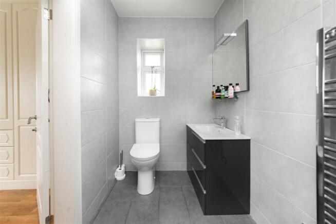 EN-SUITE SHOWER ROOM