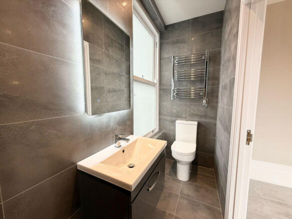 3 bed Flat to rent Image 10