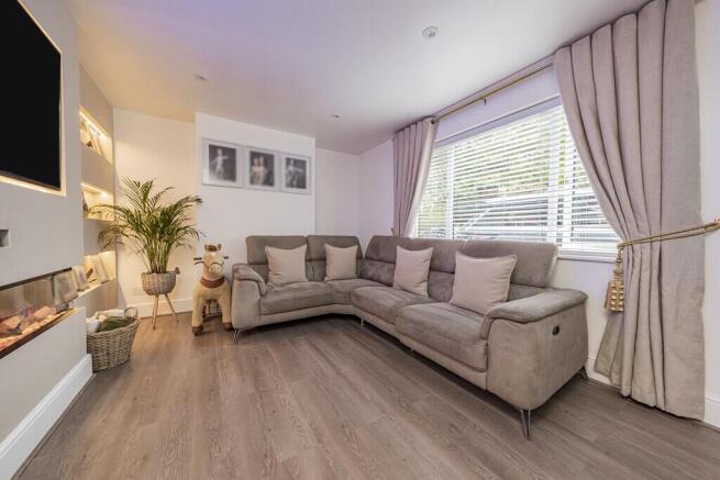 Acacia Avenue, Yiewsley photo 4