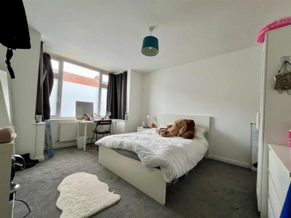 Bedroom 1.jpg
