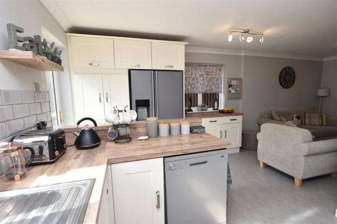 KITCHEN/SITTING ROOM