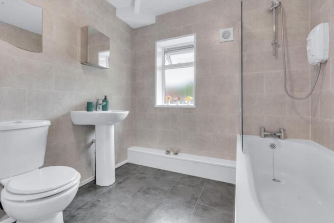 4 bed House to rent Image 10