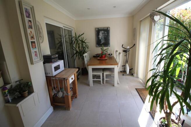 Breakfast / Dining Area