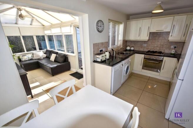 Dining kitchen into conservatory