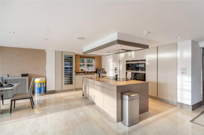 6 bed Detached for sale Image 7