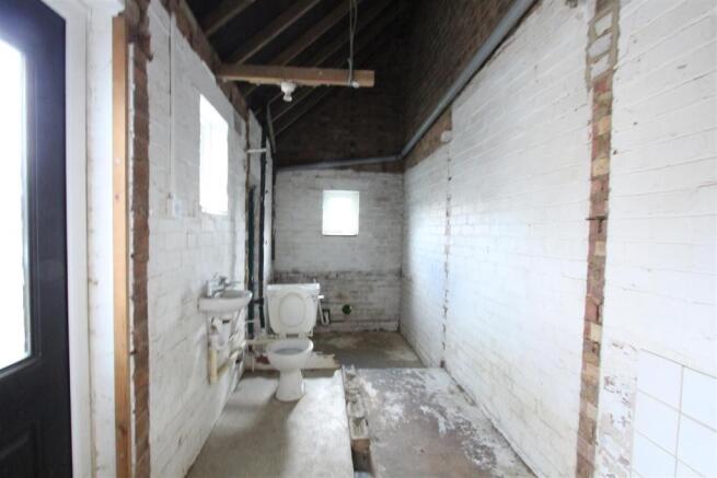 WC/Unfinished Room