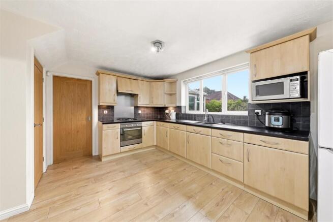 4 bed Detached for sale Image 6