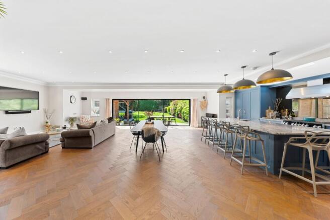 6 bed Detached for sale Image 7