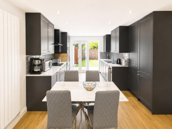 Kitchen / Dining Area