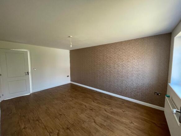 4 bed Detached to rent Image 3