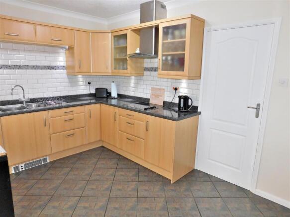 KITCHEN 1.JPG
