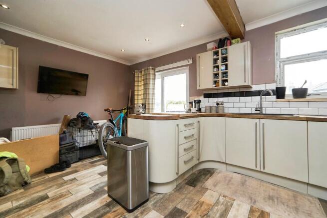 3 bed Semi-Detached for sale Image 6
