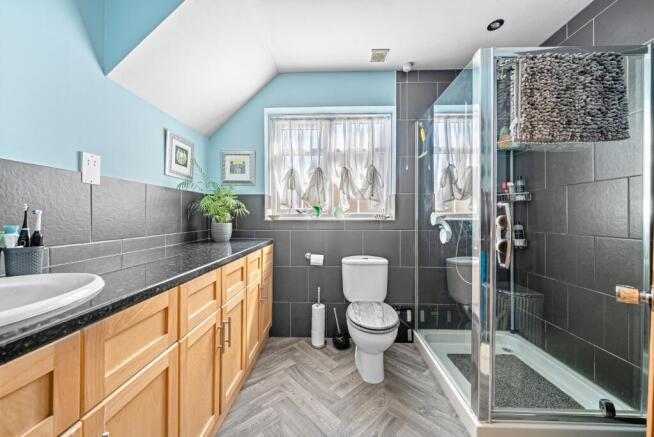 5 bed Detached for sale Image 6