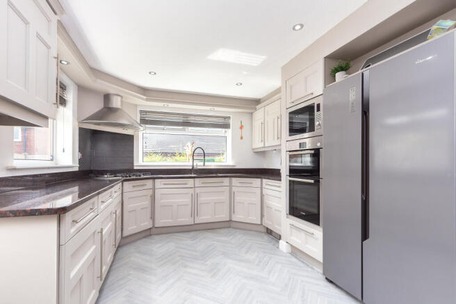 4 bed Detached for sale Image 4