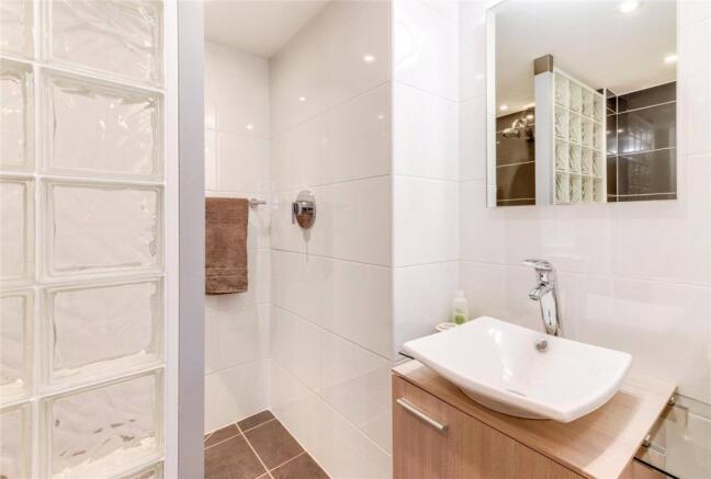 Cloak-Shower Room
