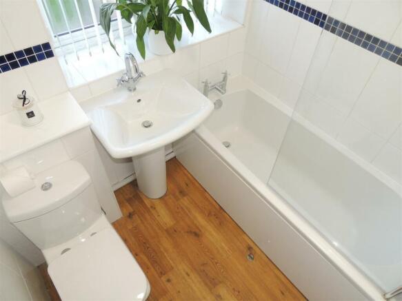 Bathroom (2).JPG