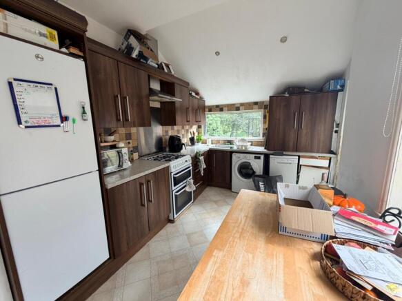 4 bed Semi-Detached to rent Image 6