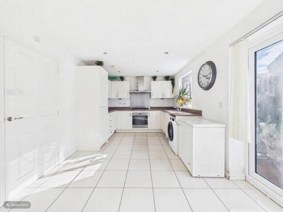 KITCHEN/DINING AREA