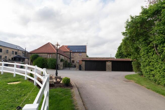 Stunning approach off private road