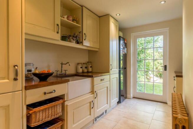 6 bed Detached for sale Image 9