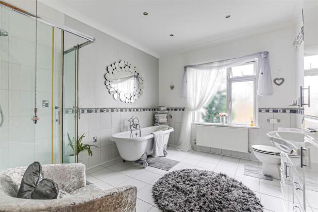33. Bathroom.jpg