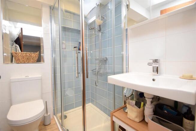 EN-SUITE SHOWER ROOM
