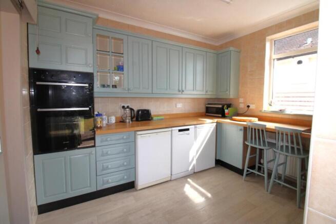 Ravenscourt Drive, Hornchurch, Essex photo 4
