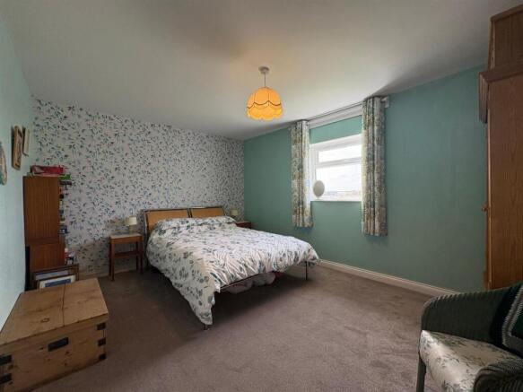 5 bed Detached for sale Image 11