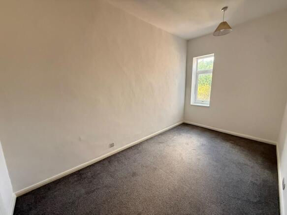 2 bed Terraced to rent Image 6