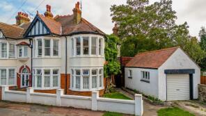 6, Rockleigh Avenue, Leigh-on-sea SS9 1LA