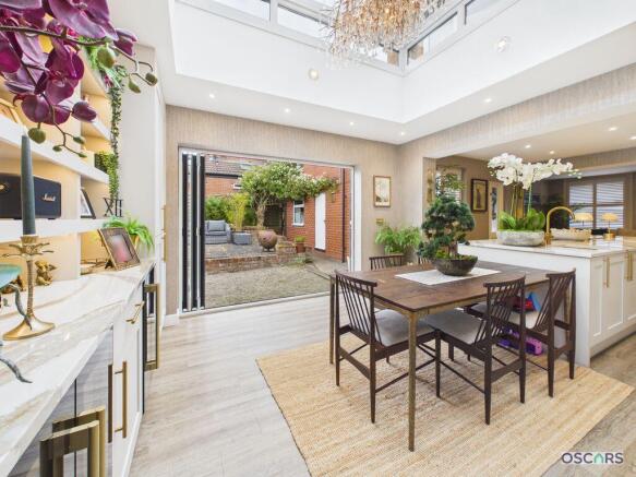 6 bed Detached for sale Image 8