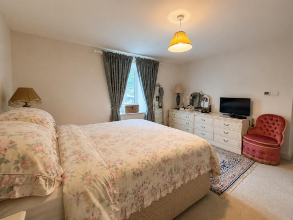 2 bed Character Property to rent Image 7