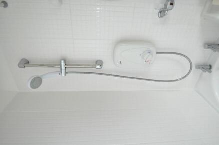 shower over jacuzzi