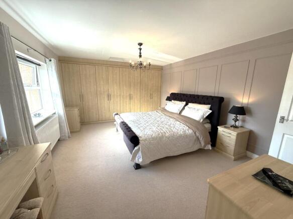 5 bed Detached for sale Image 5