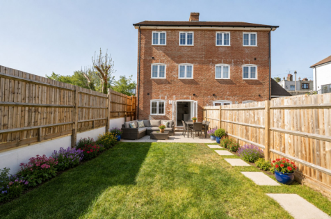 Oast Gardens, Pembury, TN2