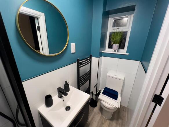 Room 6 - En-suite.jpg