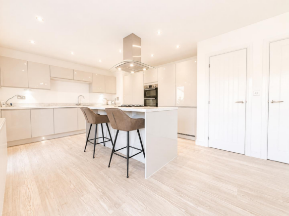 4 bed Detached for sale Image 7